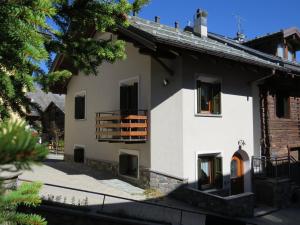 vista esterna di una casa bianca di Residence Livigno MyHolidayLivigno a Livigno