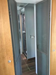 - un couloir avec deux miroirs dans une chambre avec une porte dans l'établissement Surprenantes- Le DÔ, à Nantes