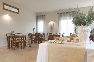 a dining room with a table with a vase on it at Cannatello home - Affittacamere in Villaggio Mosè