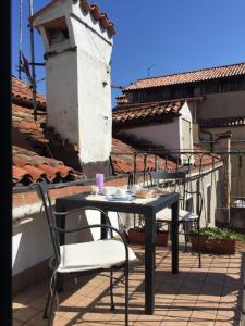 A balcony or terrace at Romantic Rialto Apartment