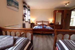 Montaigu-les-Bois的住宿－菲爾姆蒙太古住宿加早餐旅館，一间卧室配有两张单人床。