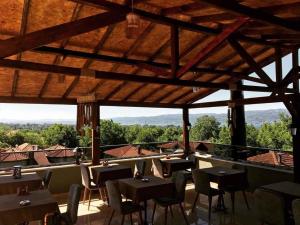 - un restaurant avec des tables et des chaises et une vue dans l'établissement WİND HOTEL, à Sakarya