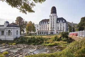 een groot wit gebouw met een rivier ervoor bij Steigenberger Hotel Bad Neuenahr in Bad Neuenahr-Ahrweiler