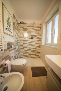 een badkamer met een wit toilet en een wastafel bij Gardenhouse Sarzana in Sarzana