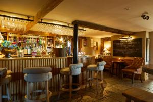 Area lounge atau bar di The Duncombe Arms