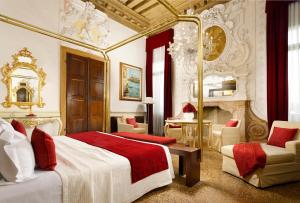 Un pat sau paturi într-o cameră la Hotel Palazzo Giovanelli e Gran Canal