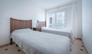 Postel nebo postele na pokoji v ubytování TarracoHomes, Apartamento Rosa Salou con Terraza y Vistas a la Playa