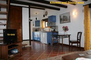 Kitchen o kitchenette sa Hillside Park Dordogne