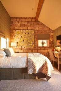 Tempat tidur dalam kamar di The Duncombe Arms