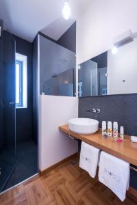 Kúpeľňa v ubytovaní Shapes Luxury Suites