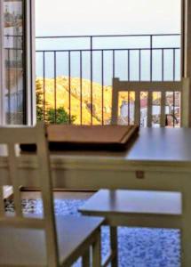 モンテ・サンタンジェロにあるSuite Rotari - Appartamento con vistaの窓際の椅子