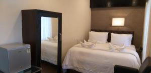 Postel nebo postele na pokoji v ubytování Creek Hotel - Panaji