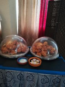 zwei Schüsseln Essen auf einem blauen Tisch in der Unterkunft Hotel Vivi Palace in Matadi