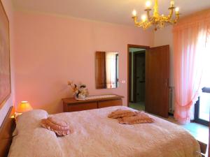 een slaapkamer met een bed met twee dierenhanddoeken erop bij Grazia Appartamento Family in Barga