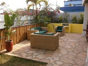 patio z kanapami i krzesłami na patio w obiekcie Omanye Lodge w Akrze