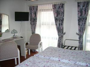 Ένα ή περισσότερα κρεβάτια σε δωμάτιο στο Gästehaus Hochrhönblick