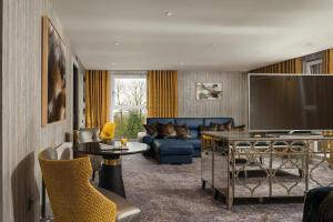 TV a/nebo společenská místnost v ubytování Hetland Hall Hotel