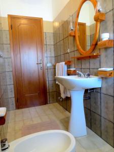 ein Badezimmer mit einem Waschbecken, einem Spiegel und einer Badewanne in der Unterkunft Grazia Appartamento Family in Barga