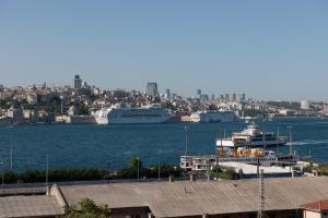 een uitzicht op een haven met boten in het water bij Golden Horn Istanbul Hotel in Istanbul