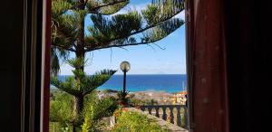 d'un balcon avec vue sur l'océan. dans l'établissement San Carlo - Terrazzo sul Mare con Ristorante e Pizzeria, à Zambrone