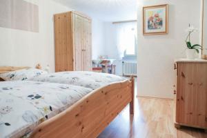 Schlafzimmer mit einem Holzbett und einem Holzschrank in der Unterkunft Der Bauernhof Beim Bergler in Neureichenau