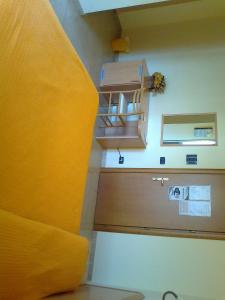 Pokój z łóżkiem i biurkiem z żółtym kocem w obiekcie Life Hotel w mieście Ariano Irpino