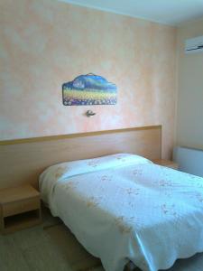 sypialnia z łóżkiem z niebieską kołdrą w obiekcie Life Hotel w mieście Ariano Irpino +20 zdjęć