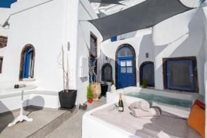 una villa con piscina y una casa en Santo Blue Horizon Blue domes view, en Oia