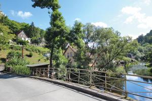 a bridge over a river next to a house at Ferienwohnungen im Harz in Altenbrak