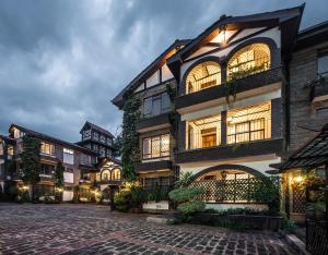 un gran edificio con muchas ventanas en una calle en The Grand Gables, en Nairobi