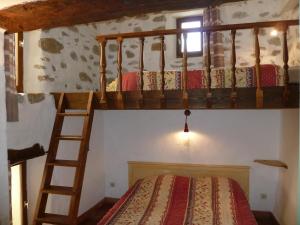 1 dormitorio con litera y escalera en La Bastide Du Claus - Vitaverde, en Cruis