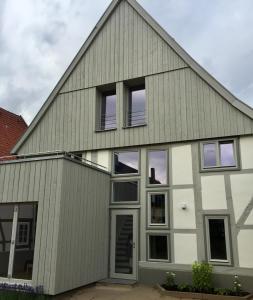 een huis met een grijs dak en ramen bij Apartment Rampendal im Lemgoer Fachwerkhäuschen in Lemgo