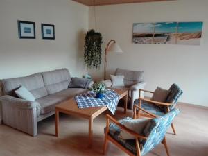 salon z kanapą, krzesłami i stołem w obiekcie Beautiful apartment in Bodenwerder with balcony w mieście Bodenwerder