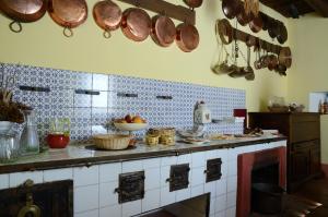 a kitchen with a counter with pots and pans at La Zizzania e il Mandarino in Roccagloriosa