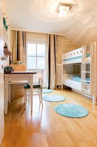 1 dormitorio con mesa, cama y escritorio en Hallstatt Lake View House, en Hallstatt