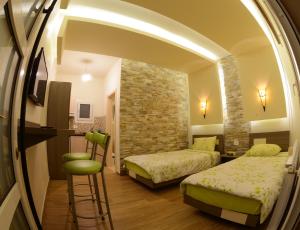 ein Zimmer mit 2 Betten und einer Bar darin in der Unterkunft Bauhaus Chalets Apartment in Bischarri