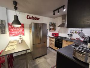 A kitchen or kitchenette at The black dog house