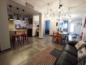 A kitchen or kitchenette at The black dog house