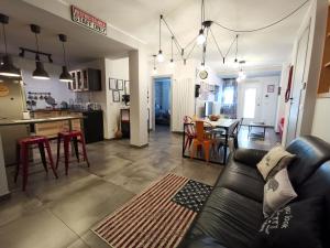 A kitchen or kitchenette at The black dog house