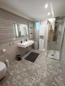 A bathroom at The black dog house