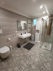 A bathroom at The black dog house Még 35 kép