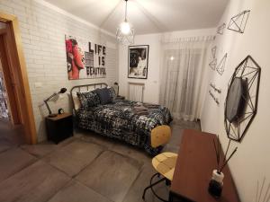 A bed or beds in a room at The black dog house
