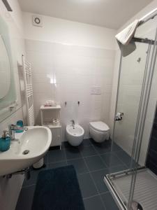 A bathroom at The black dog house