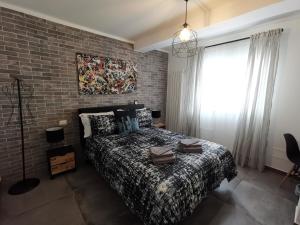 A bed or beds in a room at The black dog house