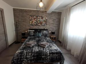 A bed or beds in a room at The black dog house