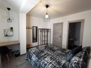 A bed or beds in a room at The black dog house