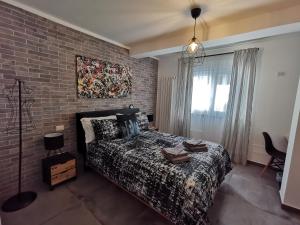 A bed or beds in a room at The black dog house