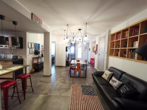 A kitchen or kitchenette at The black dog house