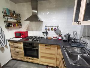 A kitchen or kitchenette at The black dog house