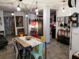 A kitchen or kitchenette at The black dog house